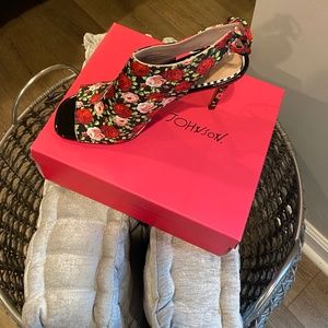 Betsey Johnson Rexie Black & Red Heel Mule 9.5